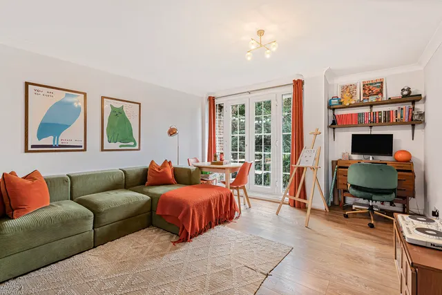 Kingfisher Drive, Staines-upon-Thames, TW18, photo 2