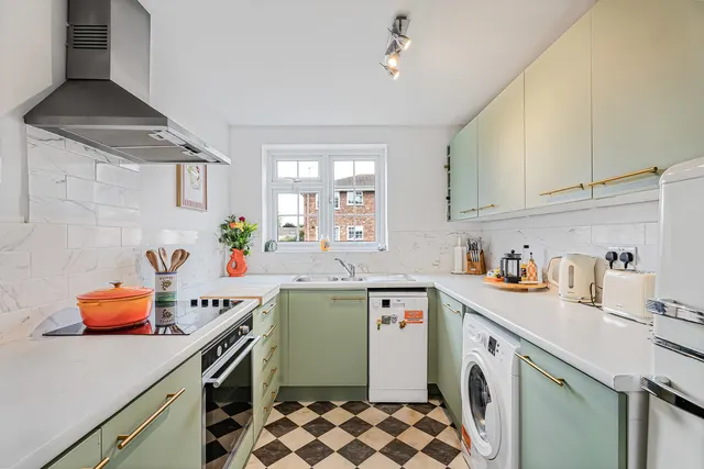 Kingfisher Drive, Staines-upon-Thames, TW18, photo 3