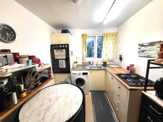 Photo 2 — Shelley Close, Abingdon, Oxon