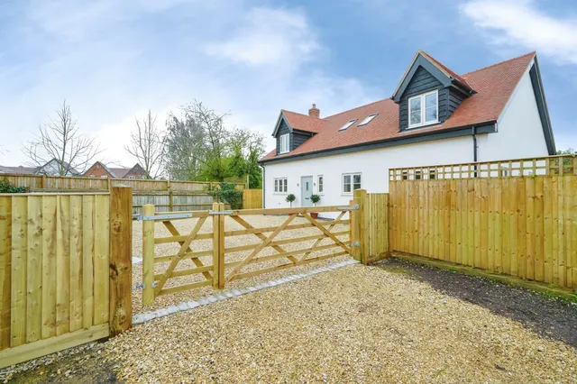 Worminghall Road, Ickford, HP18, photo 1