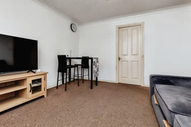 Photo 3 — Oliver Close, Rushden