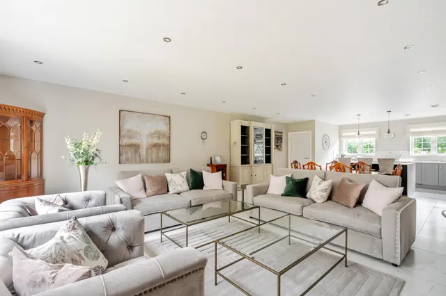 Photo 3 — 153 Amersham Road, Beaconsfield, HP9