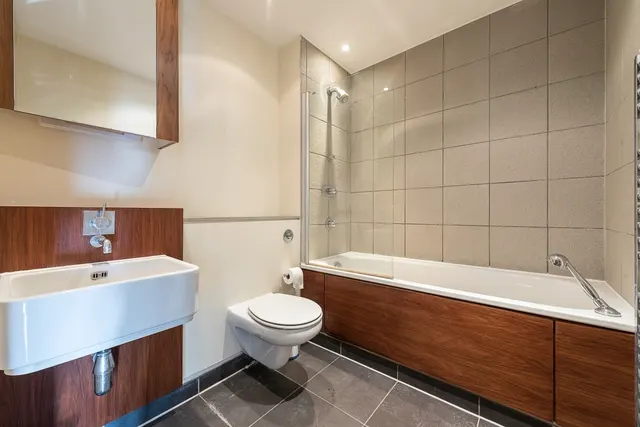 Photo 3 — Westcliffe Apartments South Wharf Roa...