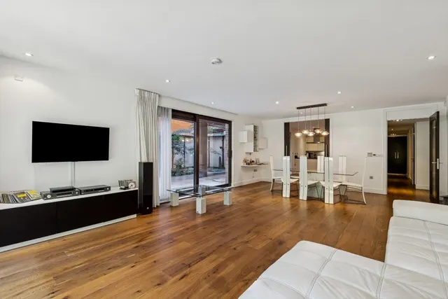 Photo 3 — Oak Lodge, 67 West Heath Road, London, NW3 7AP