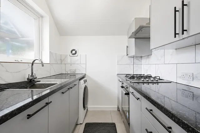 Elmcroft Close, Feltham, TW14, photo 2