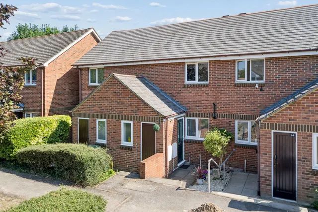 Sycamore Close, Bourne End SL8 5UT, photo 1