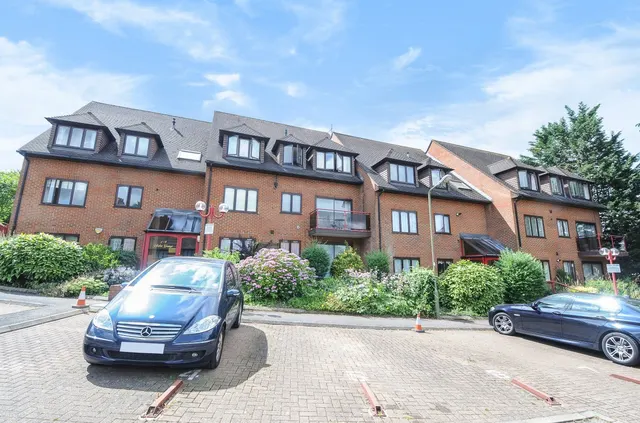 Avenue Road, London, N12, photo 1