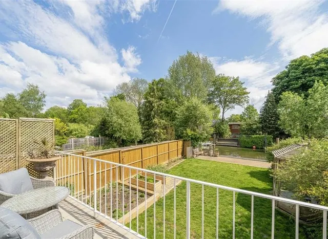 Willow Way, Sunbury-on-Thames, TW16, photo 1