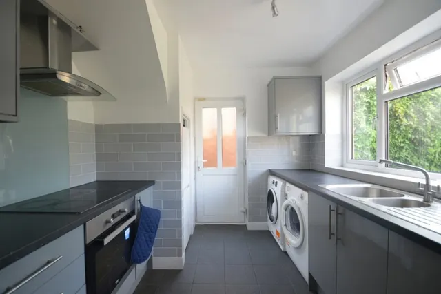Spring Rise, Egham, photo 2