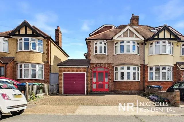 Bolton Road, Chessington, KT9, photo 1