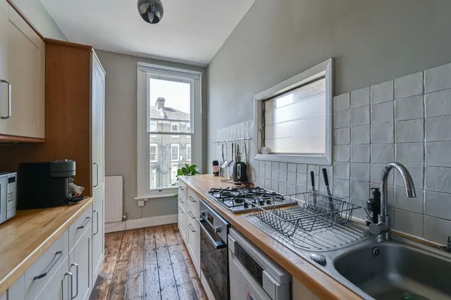 24c Ramsden Road, London, photo 1
