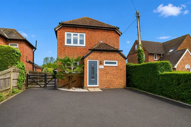 Bailes Lane, Normandy, Surrey, GU3 2AX, photo 1