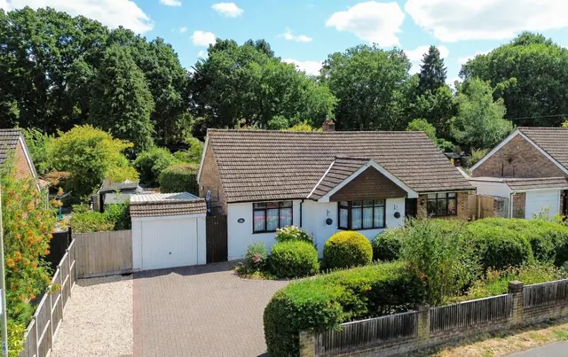 Basingbourne Road, Fleet, photo 1