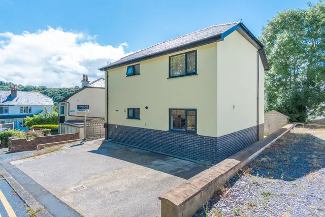 St. James' Drive, Bangor, LL57, photo 3