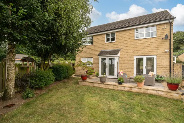 Cambridge Chase, Gomersal BD19 4PW, photo 1