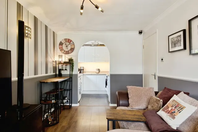 Photo 3 — Holland Close, Romford, RM7