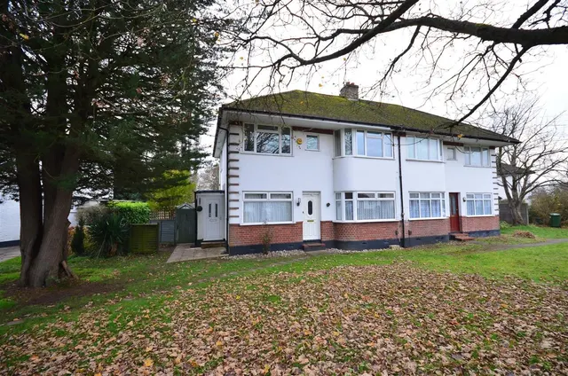 Fairview Drive, Watford, photo 1