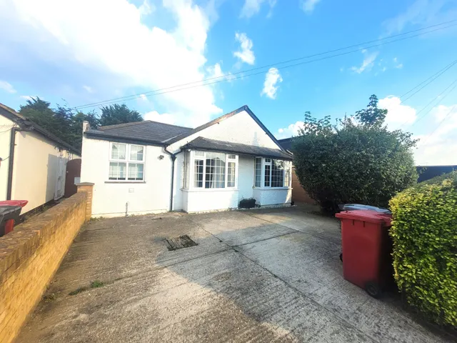 Mead Way Burnham, photo 1