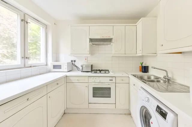 Photo 3 — 57 Devonport, 23 Southwick Street, London