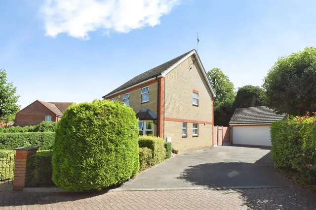 Photo 2 — Headingley Close, Basildon, SS13