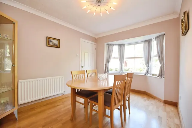 Photo 3 — Headingley Close, Basildon, SS13