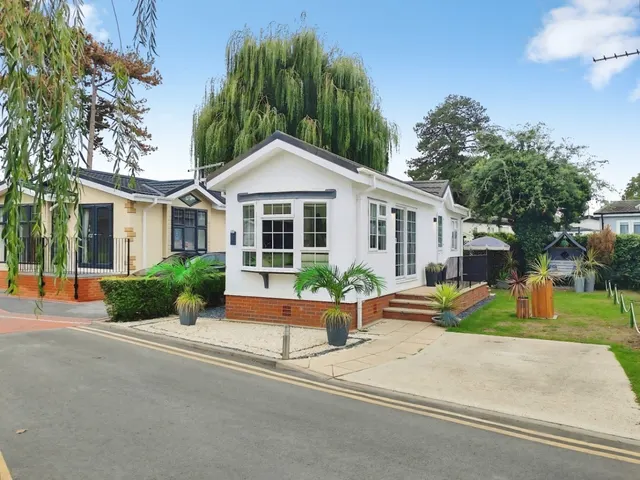 Willows Park Estate, Windsor, SL4, photo 1