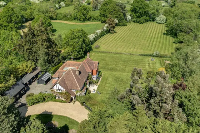 Photo 2 — Vicarage Lane, Bovingdon, HP3