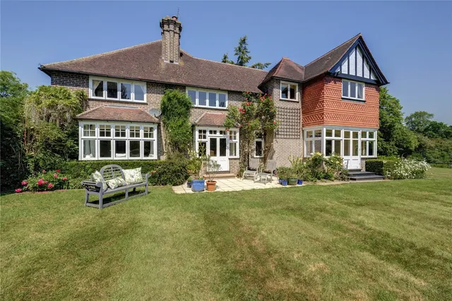 6 bedroom house — Vicarage Lane, Bovingdon, HP3