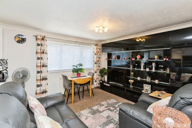 Hawkins Road, Crawley, RH10, photo 3