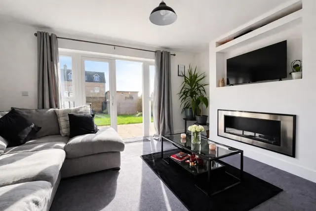 Photo 2 — Sanderling Close, Barnstaple