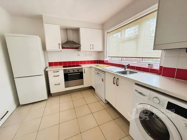 Avenue Parade, Sunbury-on-Thames, TW16, photo 3