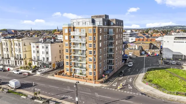 2 bedroom flat, Augusta Place, Worthing