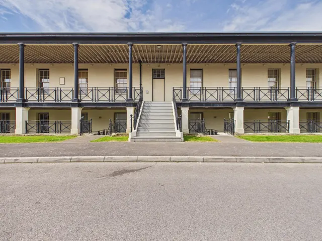 St. Georges Walk, Gosport, PO12, photo 1