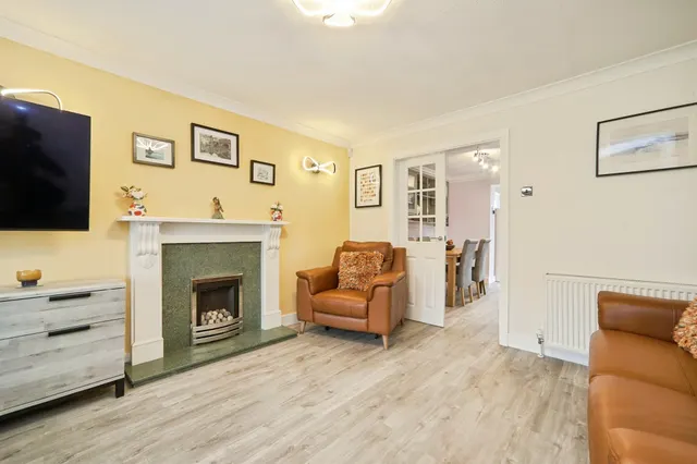 Photo 3 — Highlea Close, Yeadon, Leeds
