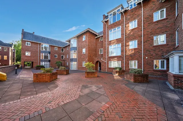 Central Place, Wilmslow, photo 1