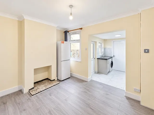 Terraced For SaleAlbion Road, Hounslow, TW3, photo 3