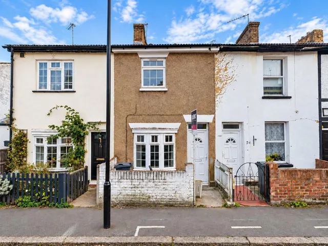 Terraced For SaleAlbion Road, Hounslow, TW3, photo 1