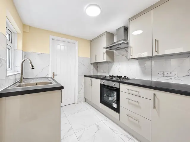 Terraced For SaleAlbion Road, Hounslow, TW3, photo 2