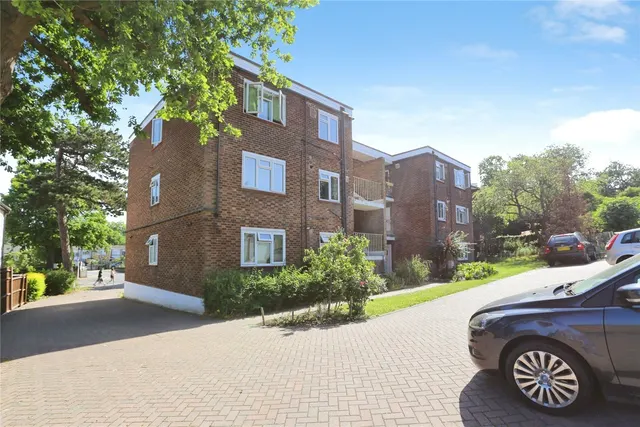 Ravensbourne Park Crescent, London, SE6, photo 2