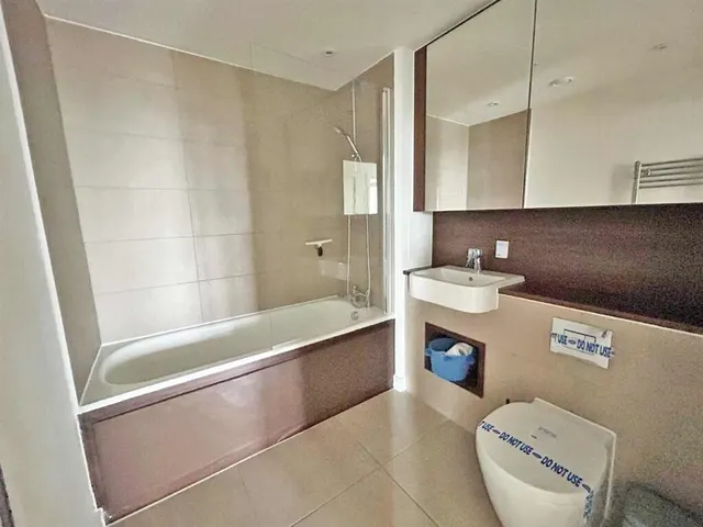 Ealing Road, Brentford, TW8, photo 3