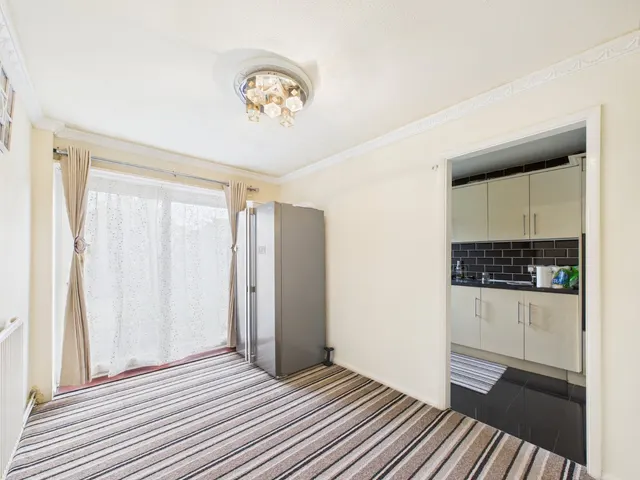 Chichester Way, Feltham, TW14, photo 2