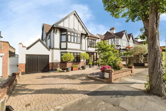 Photo 2 — Princes Avenue, Woodford Green, IG8
