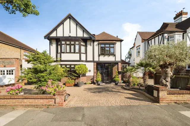 Princes Avenue, Woodford Green, IG8 — photo 1