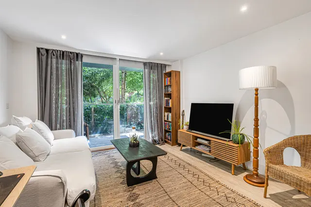 Gaumont Place, London, SW2, photo 2