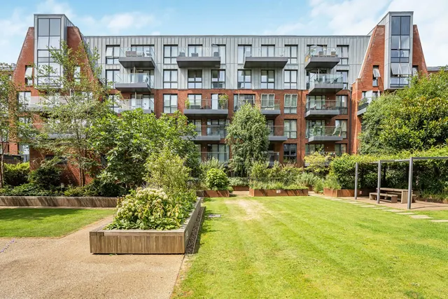 Gaumont Place, London, SW2, photo 1