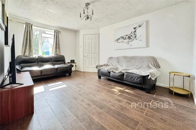 Thorburn Chase, College Town, GU47, photo 3