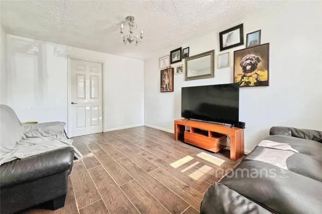 Thorburn Chase, College Town, GU47, photo 2
