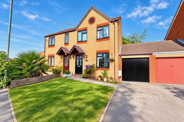Thorburn Chase, College Town, GU47, photo 1