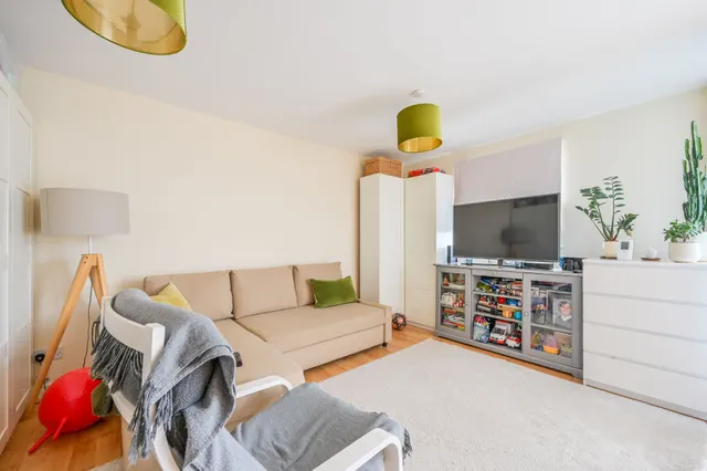 Photo 2 — 441 Fishguard Way, London