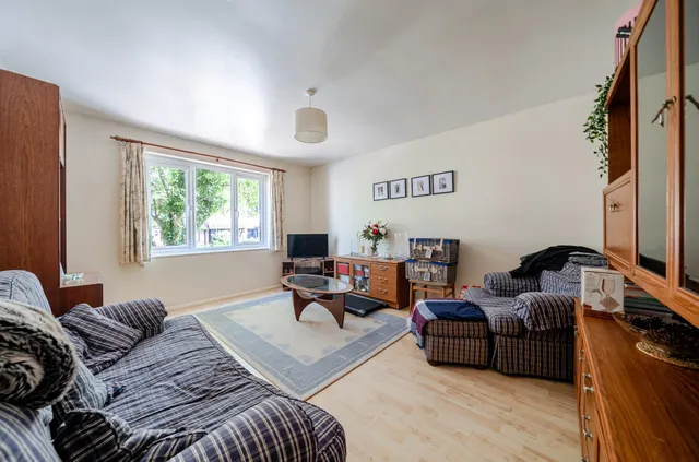 Weybrook Drive, Guildford, GU4, photo 3